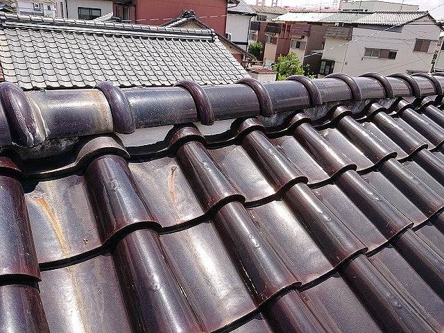 棟瓦の変色箇所